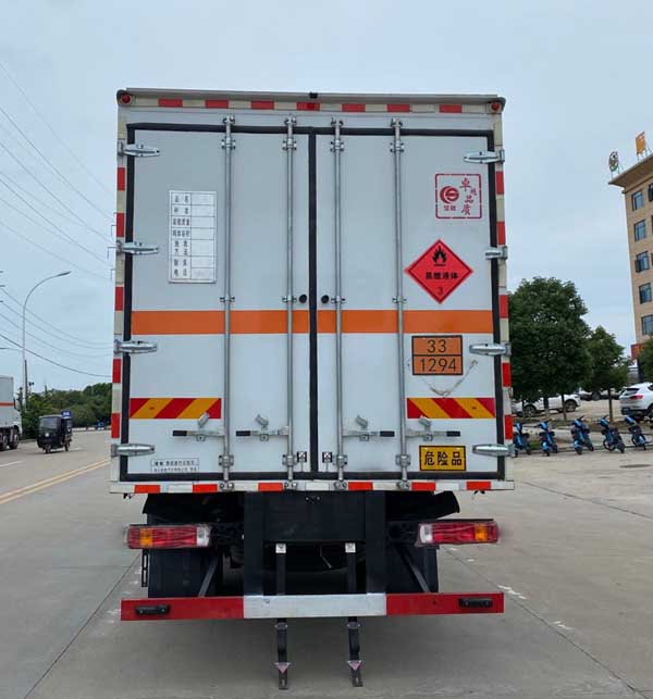 楚勝牌CSC5180XRYB6易燃液體廂式運(yùn)輸車(chē)公告圖片