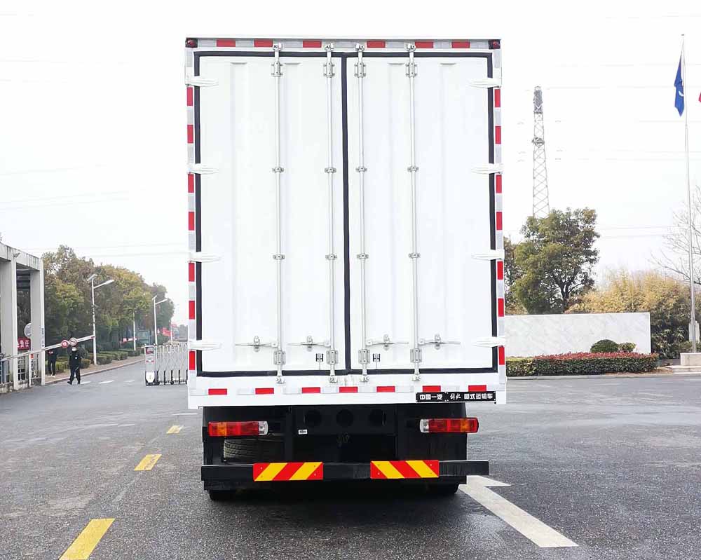 解放牌CA5310XXYP77K24T4E6廂式運(yùn)輸車公告圖片