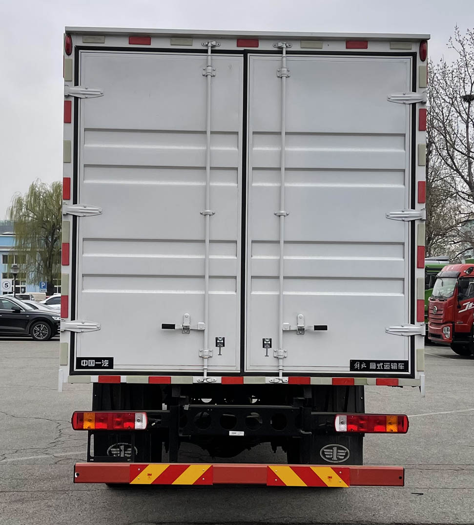 解放牌CA5180XXYP40K62L3E6A85廂式運(yùn)輸車公告圖片