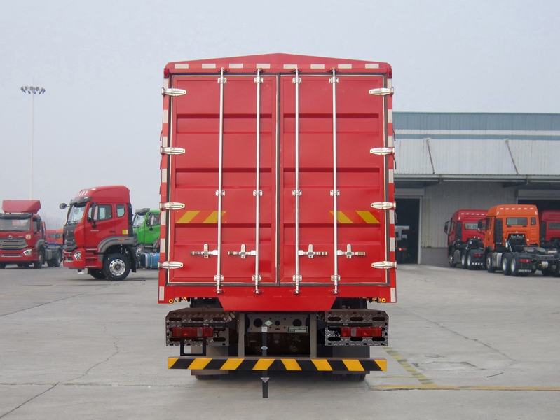 豪沃牌ZZ5317CCYV466JF1C倉柵式運(yùn)輸車公告圖片