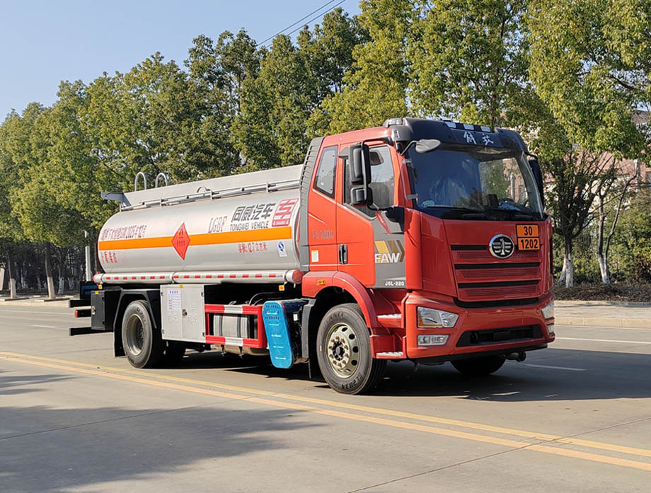 專威牌HTW5180GYYCAC6運(yùn)油車公告圖片