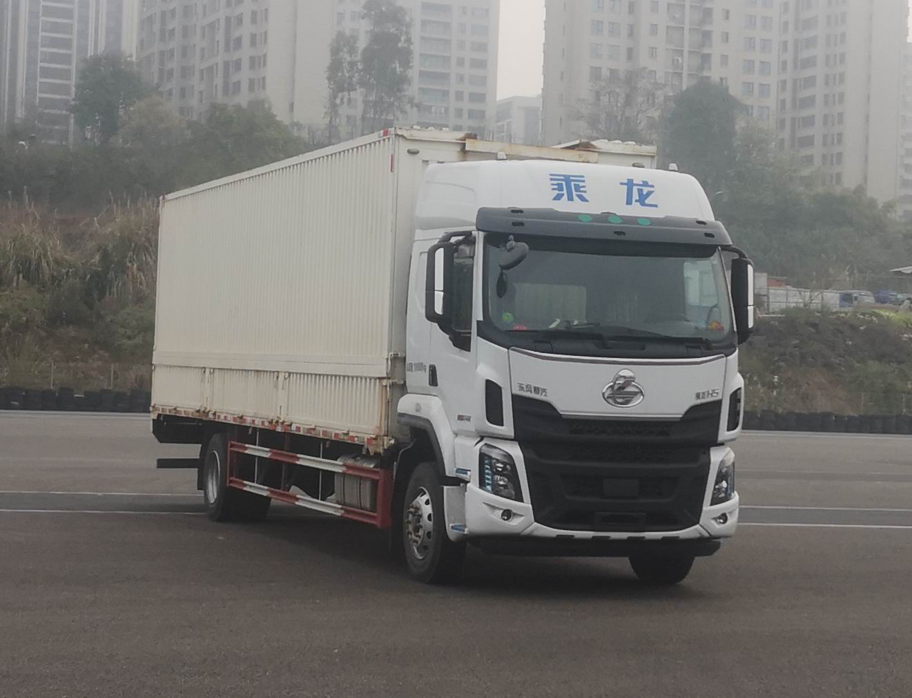 乘龍牌LZ5181XYKH5AC1翼開(kāi)啟廂式車(chē)公告圖片