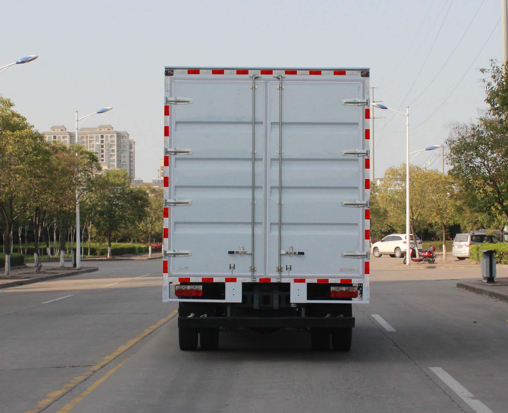 東風(fēng)牌EQ5120XXY8TDCAC廂式運(yùn)輸車公告圖片