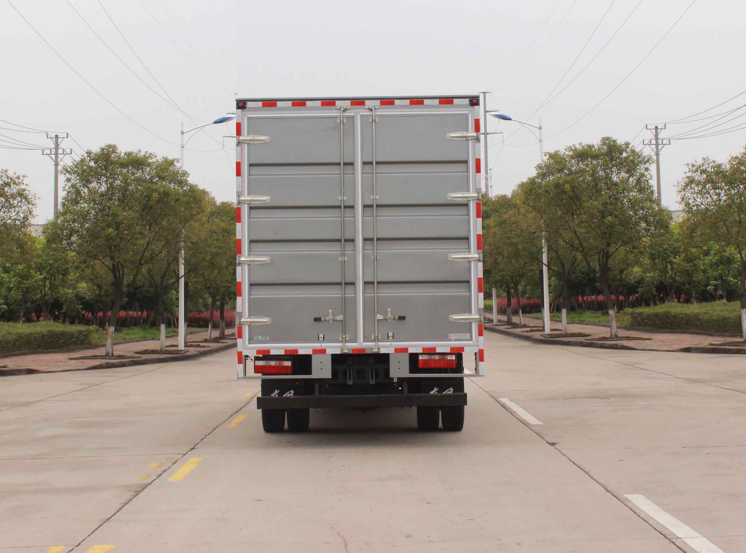 東風牌EQ5120XXY8TDDAC廂式運輸車公告圖片