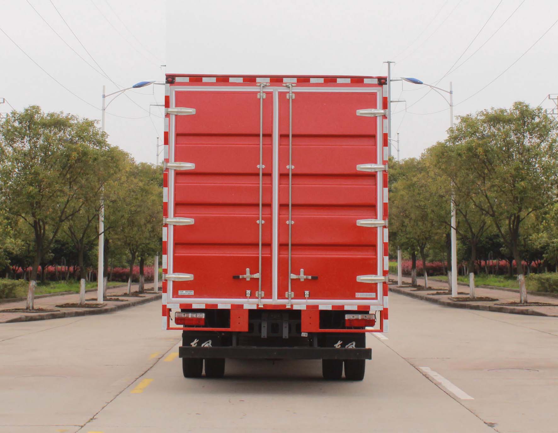 東風(fēng)牌EQ5120XXY8TDEAC廂式運輸車公告圖片