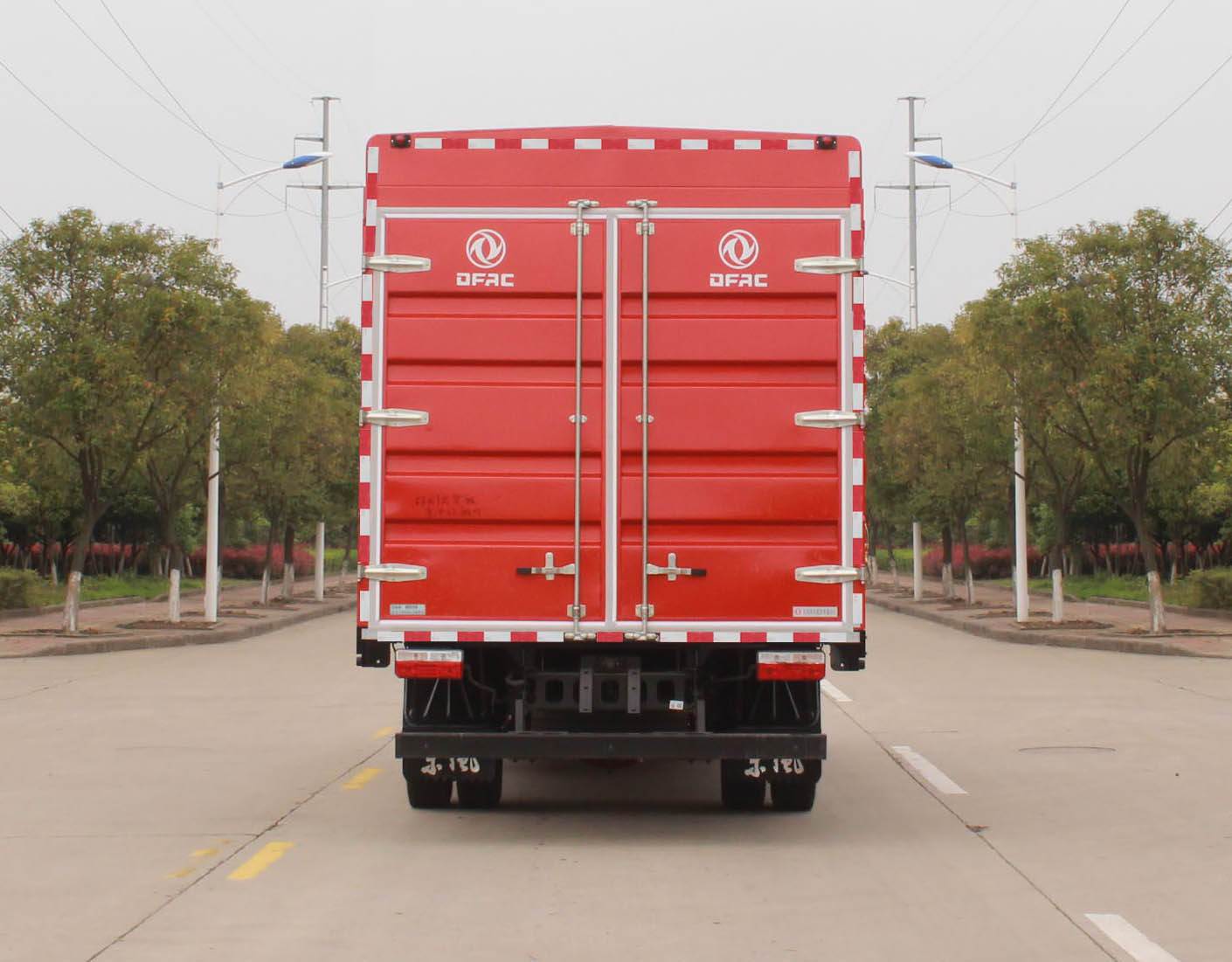 東風(fēng)牌EQ5120CCY8TDEAC倉(cāng)柵式運(yùn)輸車公告圖片