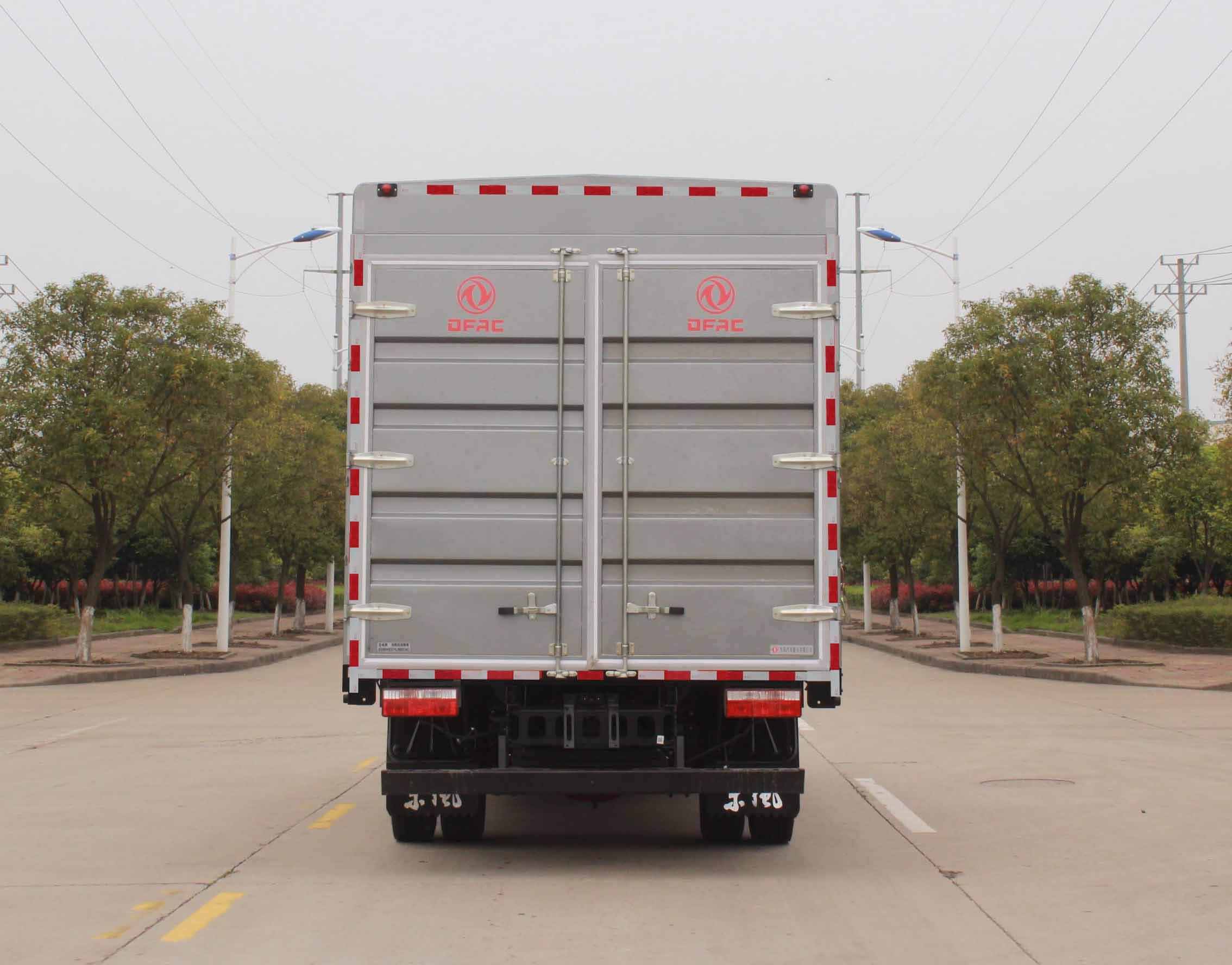 東風(fēng)牌EQ5120CCY8TDDAC倉柵式運輸車公告圖片