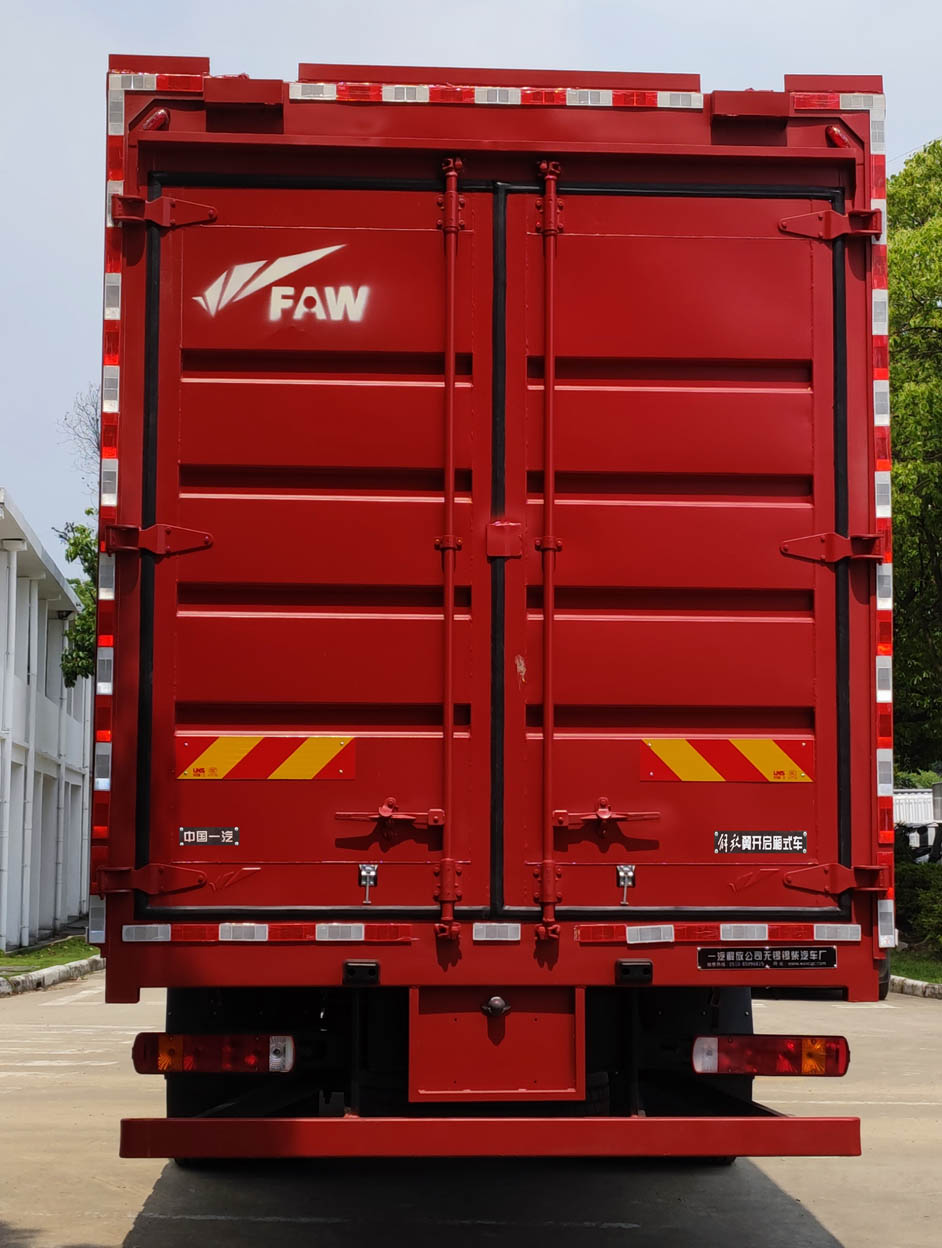 解放牌CA5180XYKP26K2L7E6A80翼開(kāi)啟廂式車公告圖片