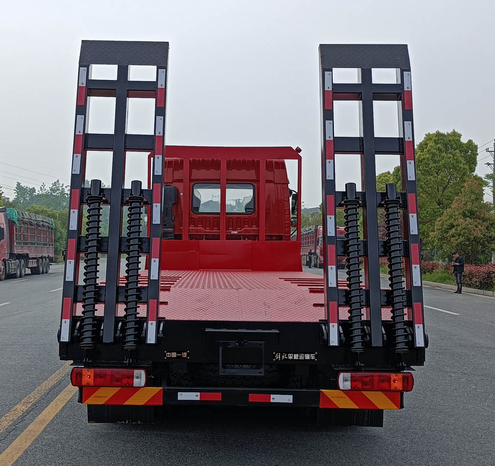 解放牌CA5310TPBP28K2L1T4E6A81平板運(yùn)輸車公告圖片