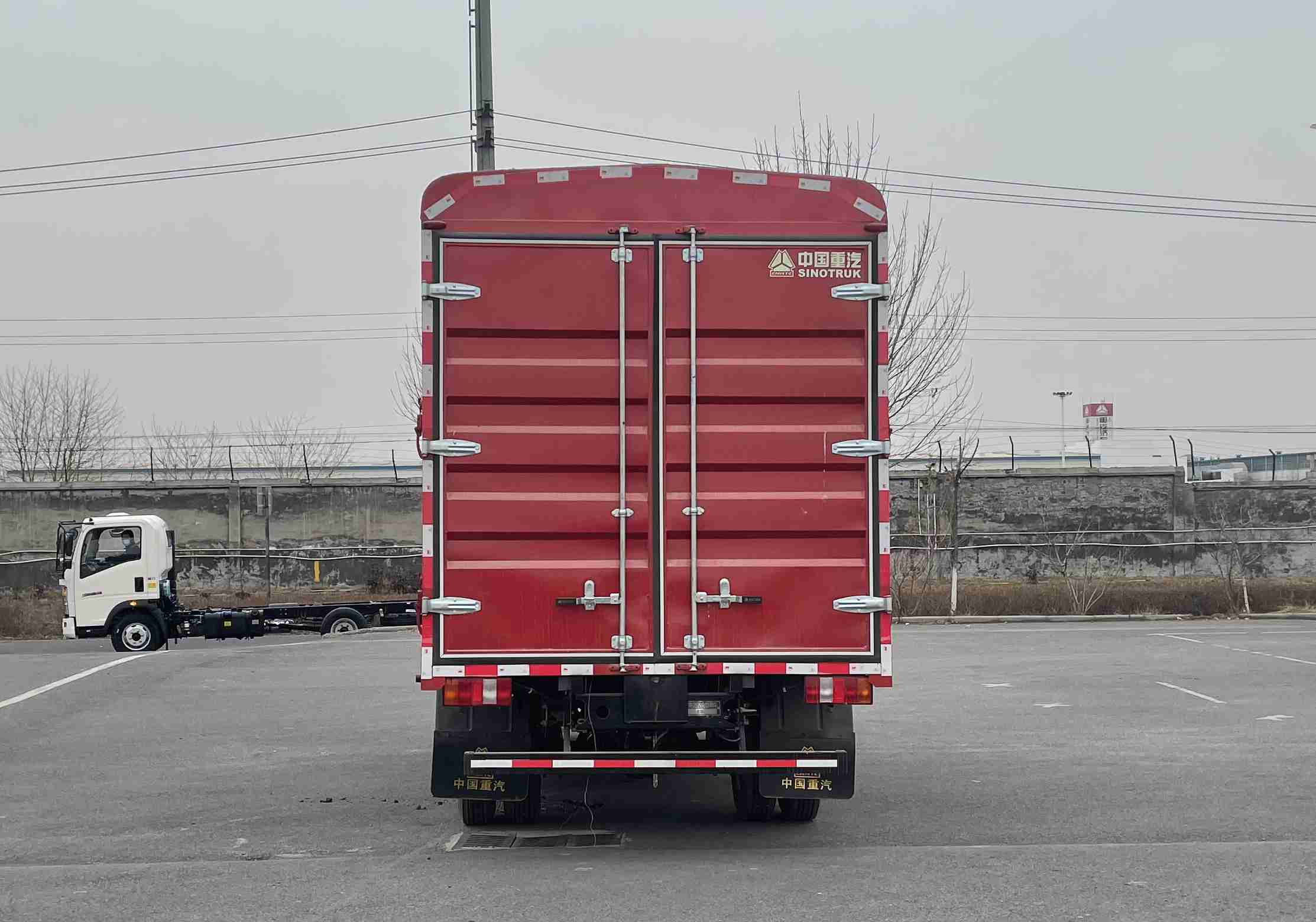 豪沃牌ZZ5047CCYG3214F143倉柵式運輸車公告圖片