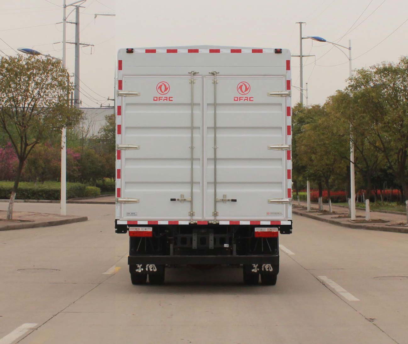 東風(fēng)牌EQ5120CCY8TDCAC倉柵式運(yùn)輸車公告圖片