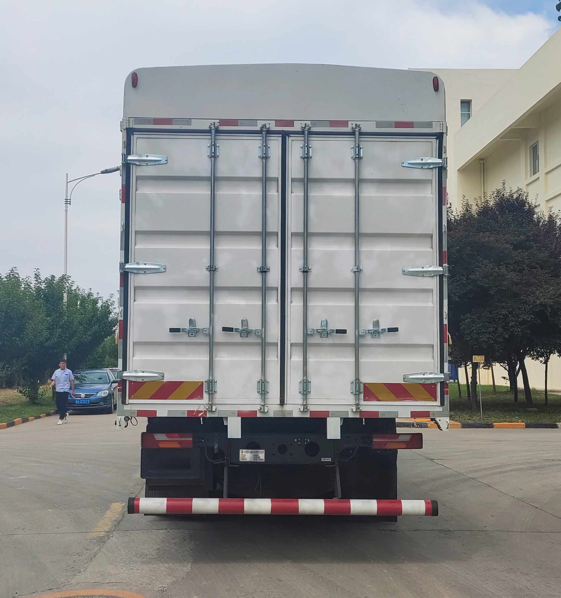 陜汽牌SX5319CCYGD456倉柵式運(yùn)輸車公告圖片