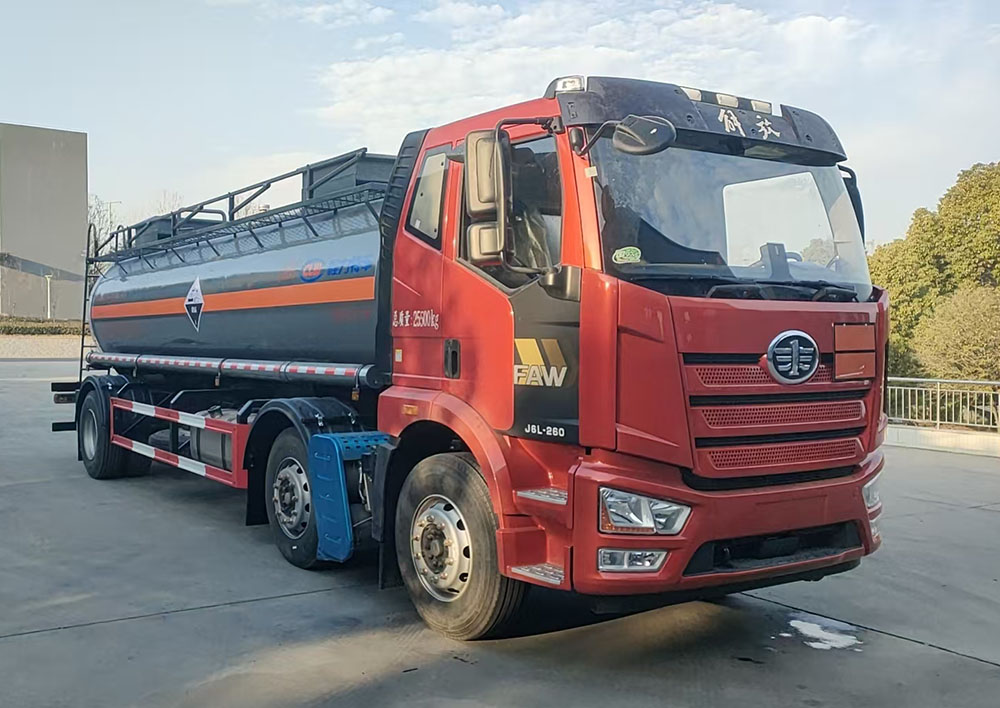 程力牌CL5262GFWC6腐蝕性物品罐式運(yùn)輸車(chē)