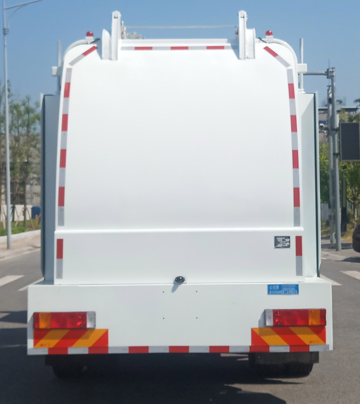 山花牌JHA5183ZZZDFA6自裝卸式垃圾車公告圖片