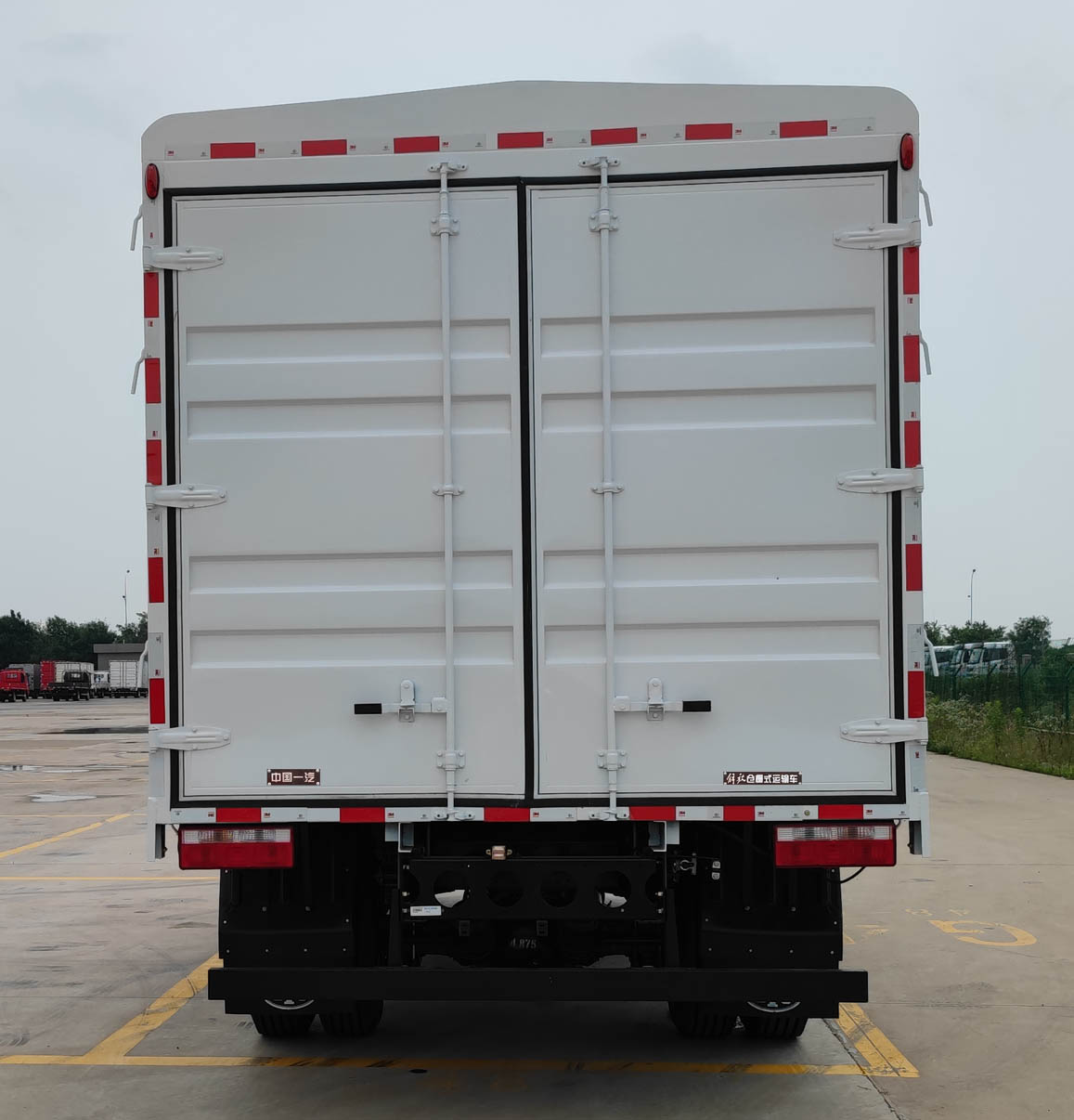 解放牌CA5120CCYP40K62L2E6A85倉(cāng)柵式運(yùn)輸車(chē)公告圖片