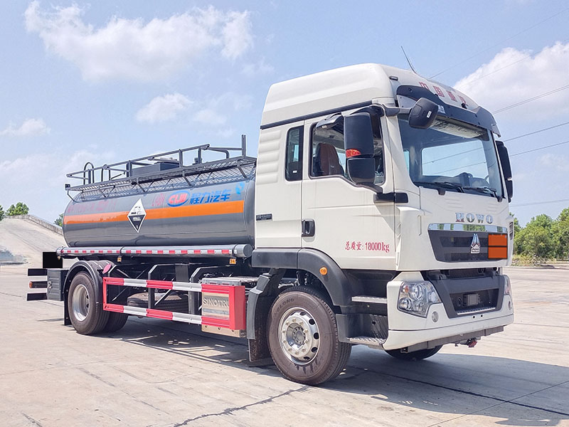 程力牌CL5181GFWZ6腐蝕性物品罐式運(yùn)輸車(chē)