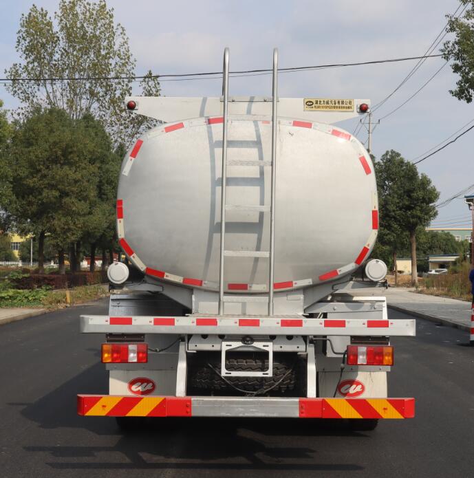 中汽力威牌HLW5181GPGZ6普通液體運(yùn)輸車公告圖片