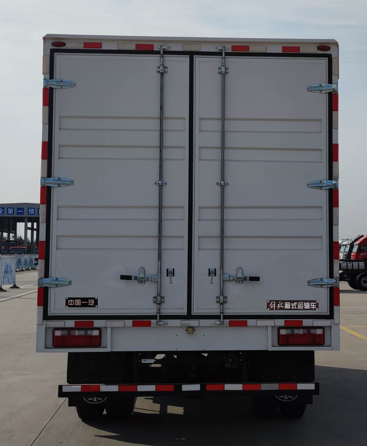 解放牌CA5121XXYP40K42L2E6A84廂式運(yùn)輸車公告圖片