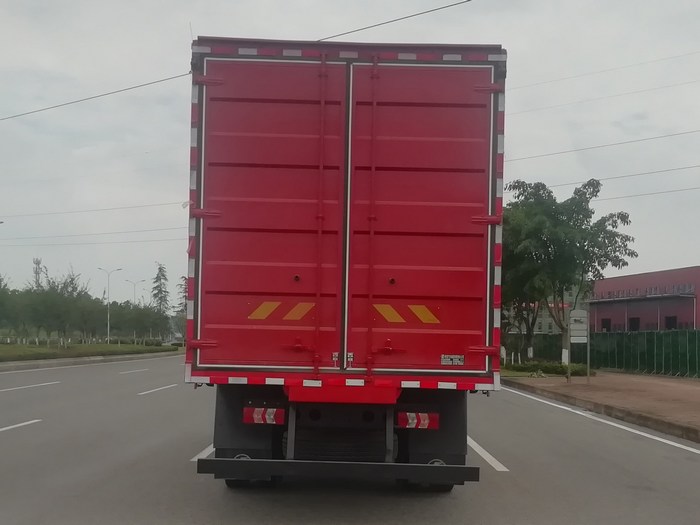 陜汽牌SX5182XXYBP6501廂式運(yùn)輸車公告圖片