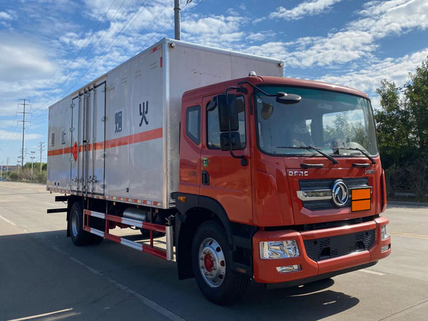 楚勝牌CSC5185XRY6易燃液體廂式運(yùn)輸車(chē)