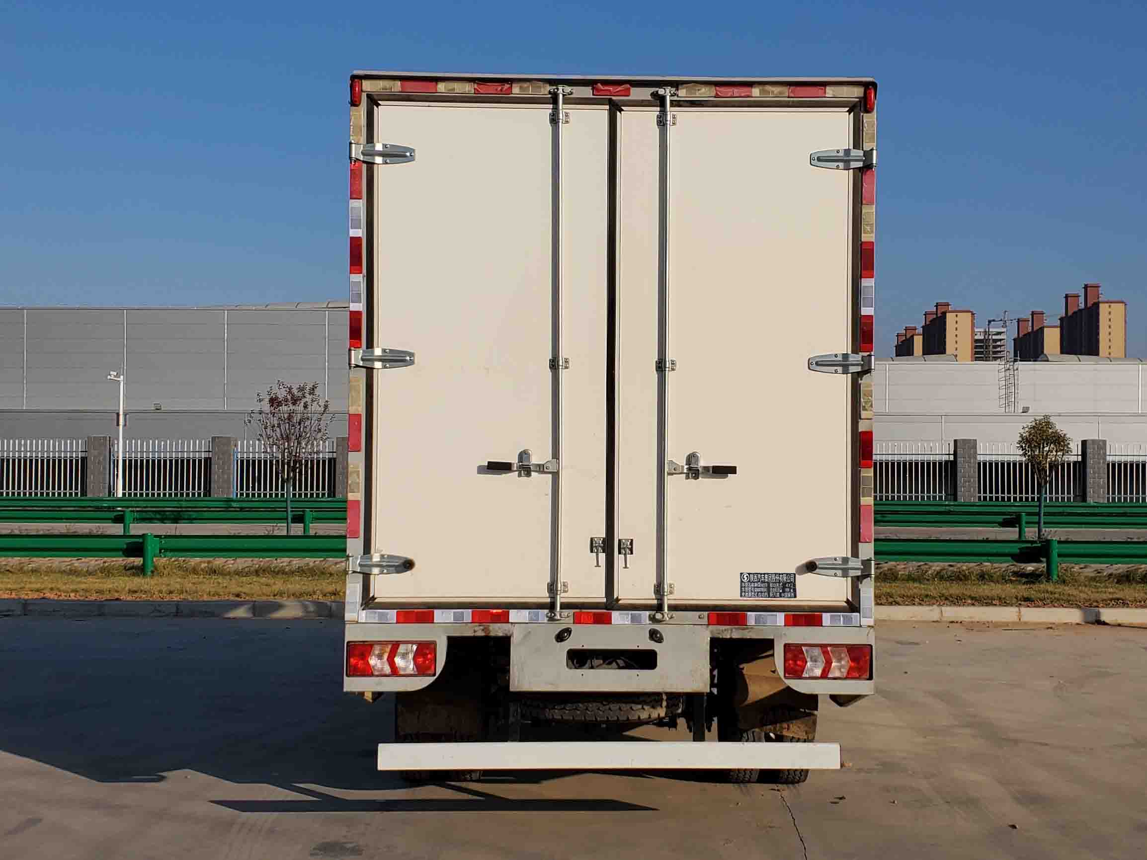 陜汽牌SX5040XXYPHEV341G插電式混合動力廂式運輸車公告圖片