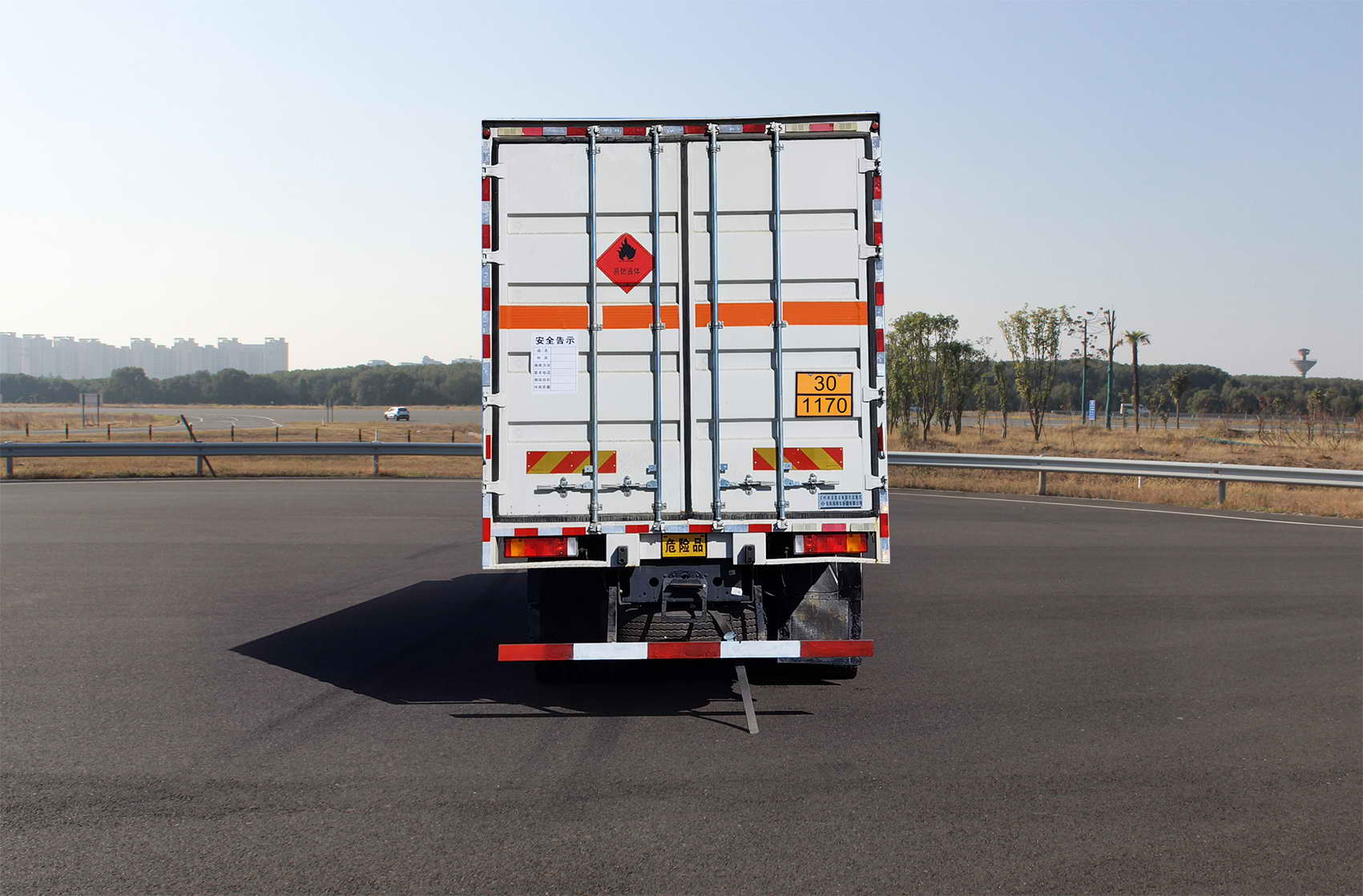 東風(fēng)牌DFV5327XRYGP6D易燃液體廂式運(yùn)輸車(chē)公告圖片