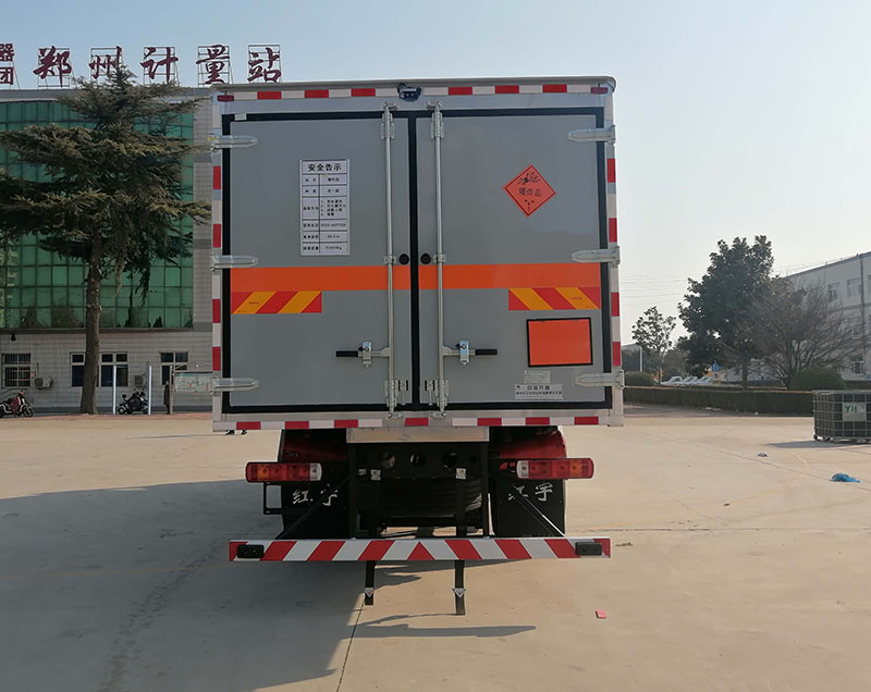 紅宇牌HYJ5180XQY-CA1爆破器材運(yùn)輸車公告圖片