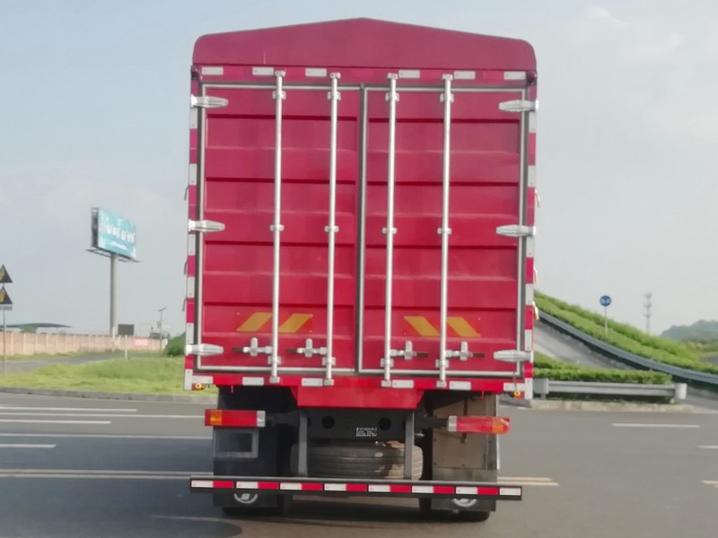 陜汽牌SX5259CCYGP6389倉柵式運(yùn)輸車公告圖片