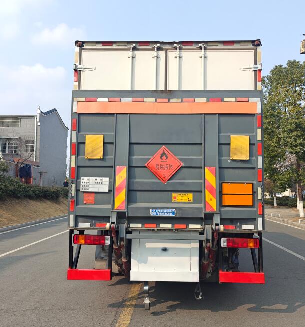 程力威牌CLW5181XRYC6易燃液體廂式運(yùn)輸車公告圖片