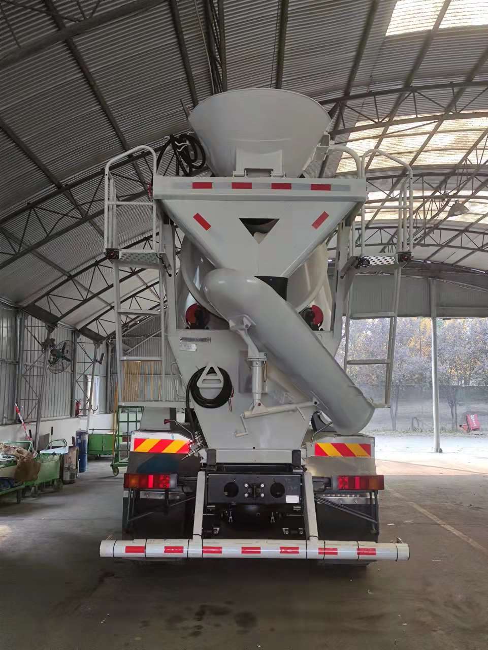 日野牌YC5311GJBFY8JS6混凝土攪拌運(yùn)輸車公告圖片