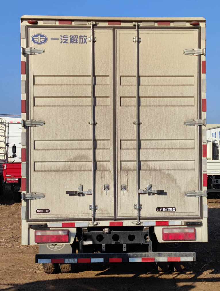 解放牌CA5070XXYP40K61L2E6A84廂式運(yùn)輸車(chē)公告圖片