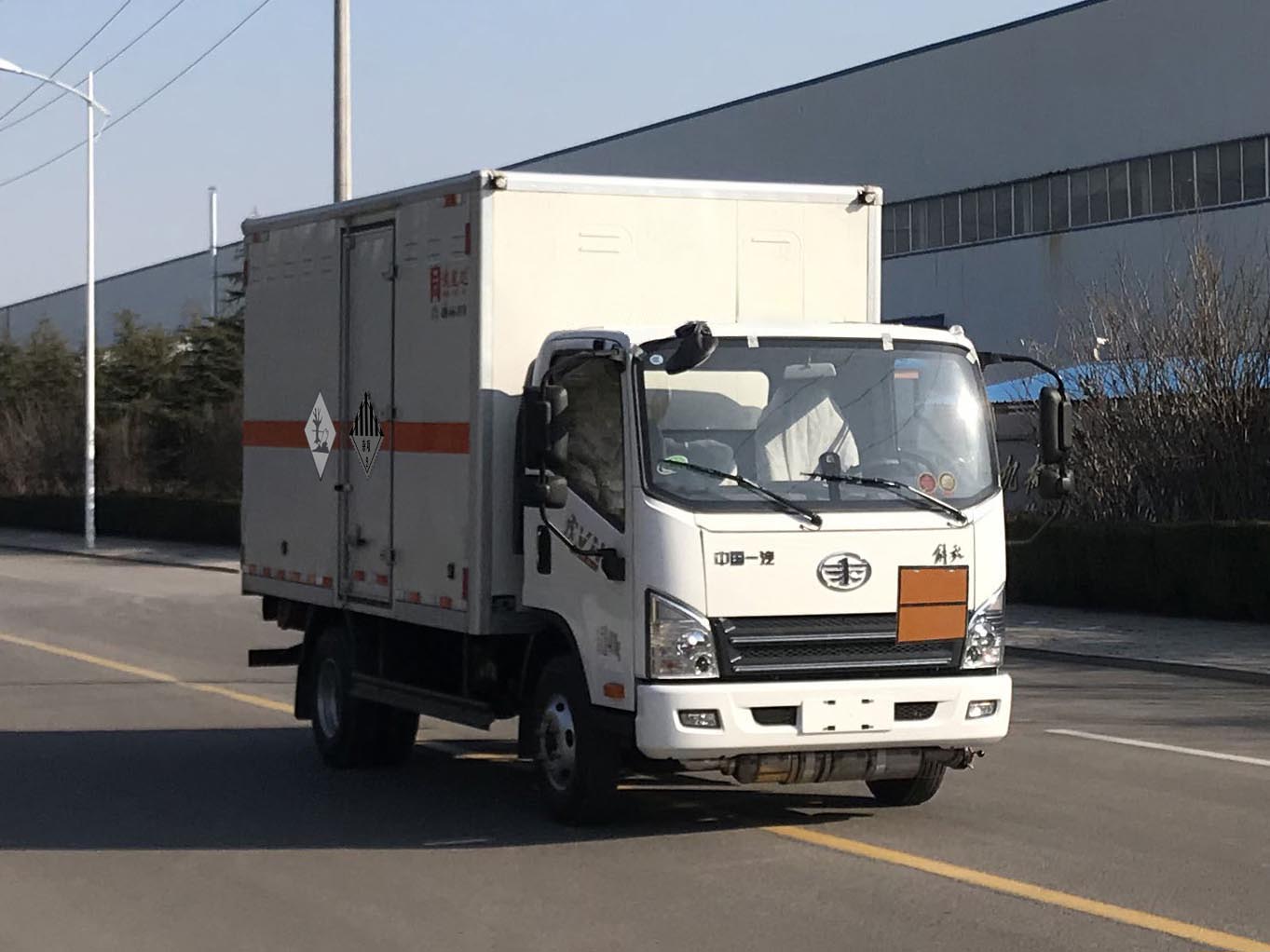 鴻星達(dá)牌SJR5046XZW-6雜項(xiàng)危險(xiǎn)物品廂式運(yùn)輸車