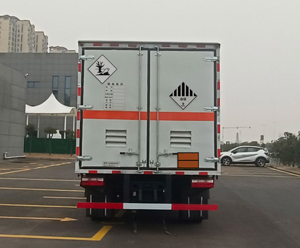 楚勝牌CSC5095XZW6雜項(xiàng)危險(xiǎn)物品廂式運(yùn)輸車公告圖片