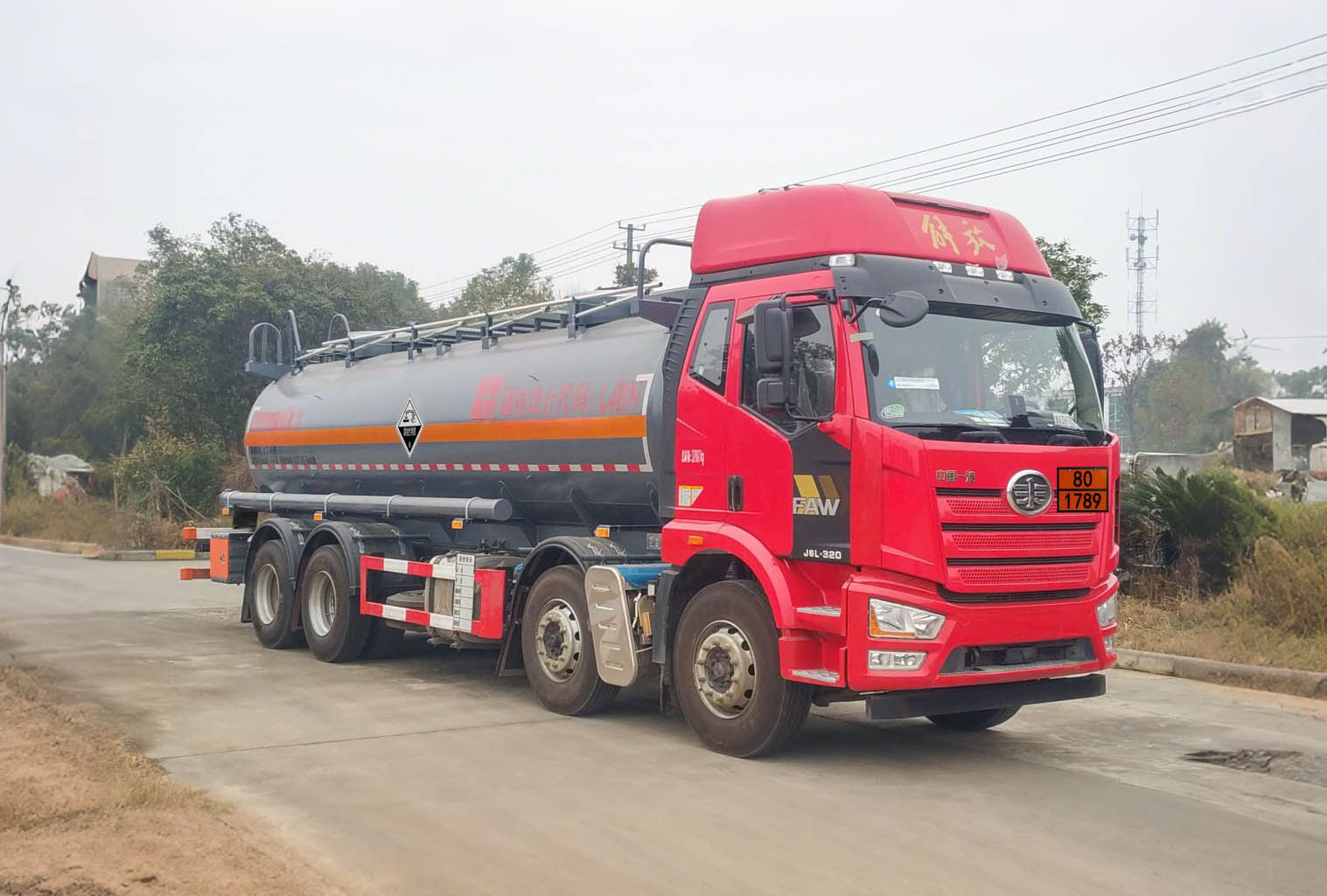 LDW5326GFWC6型腐蝕性物品罐式運(yùn)輸車圖片