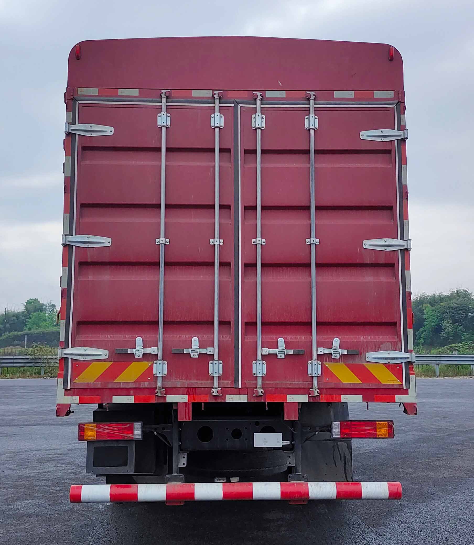 陜汽牌SX5259CCYRB569倉柵式運(yùn)輸車公告圖片