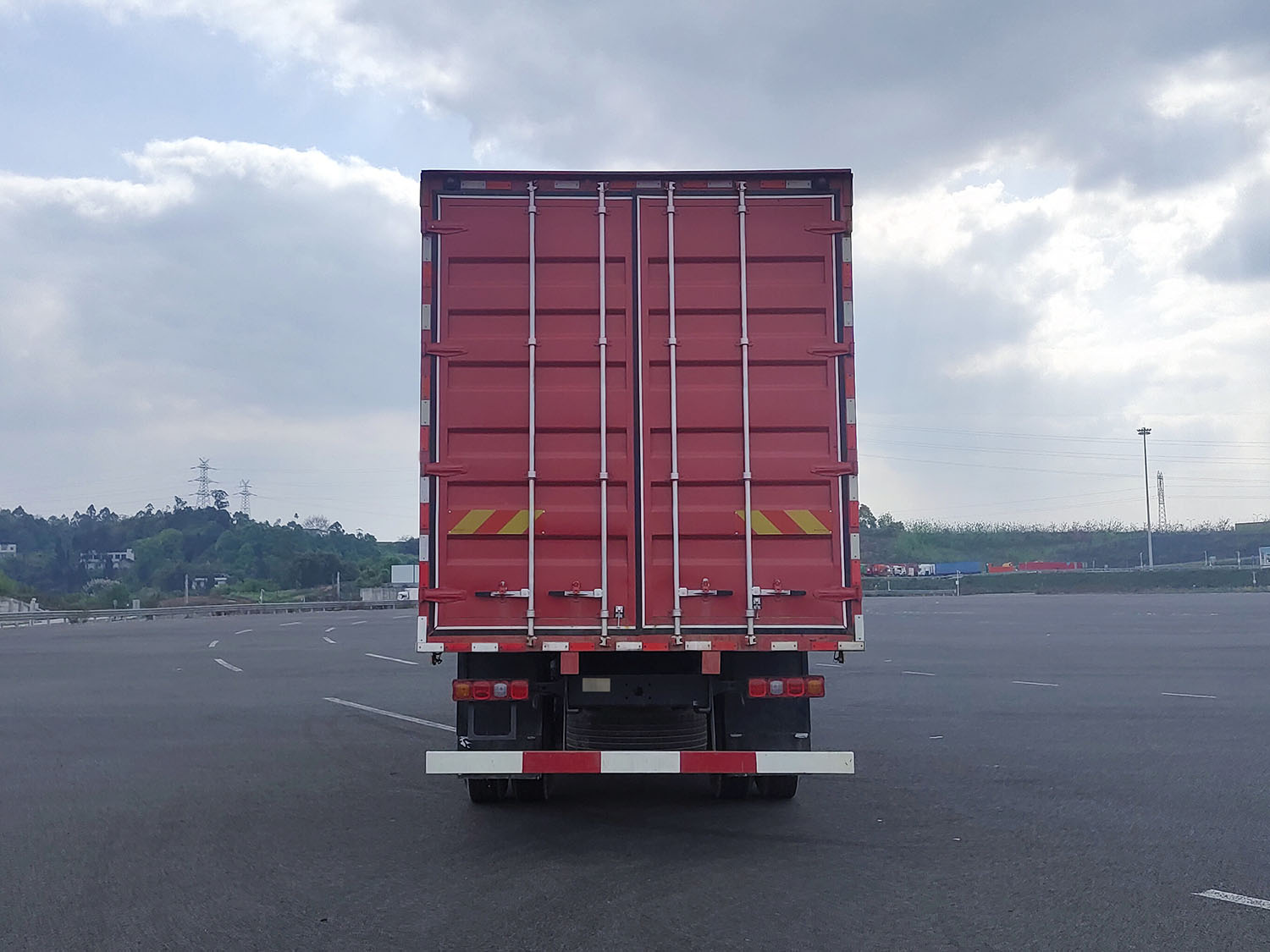 陜汽牌SX5189XXYLA471F2廂式運(yùn)輸車(chē)公告圖片