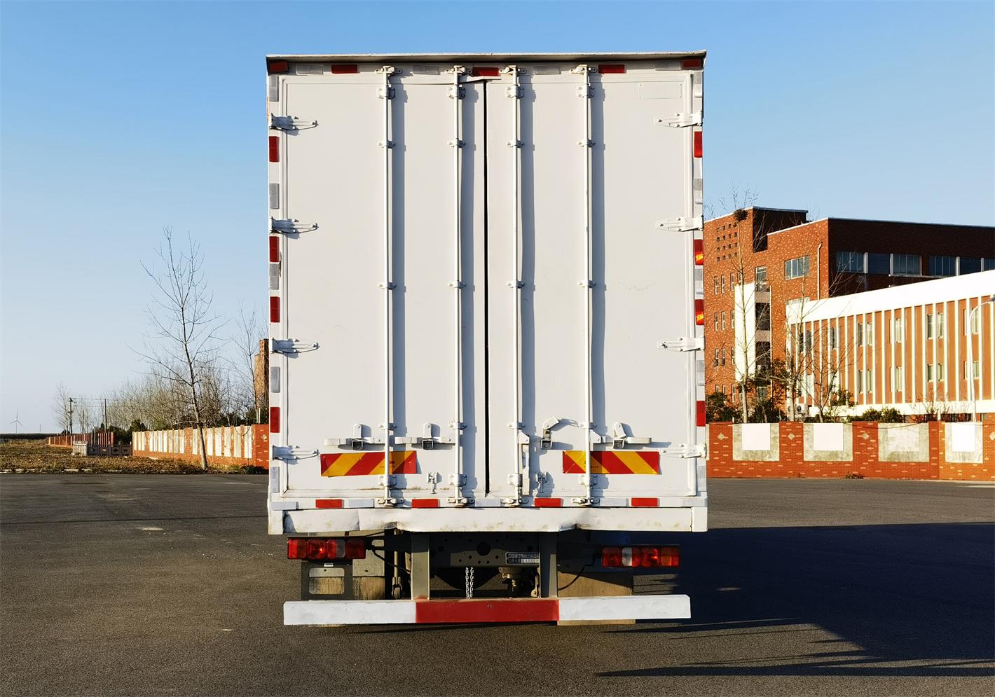 汕德卡牌ZZ5266XXYN56CGF1KB廂式運(yùn)輸車(chē)公告圖片