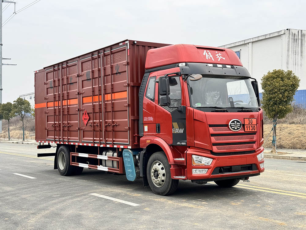 豐霸牌STD5188XRYCA6易燃液體廂式運輸車