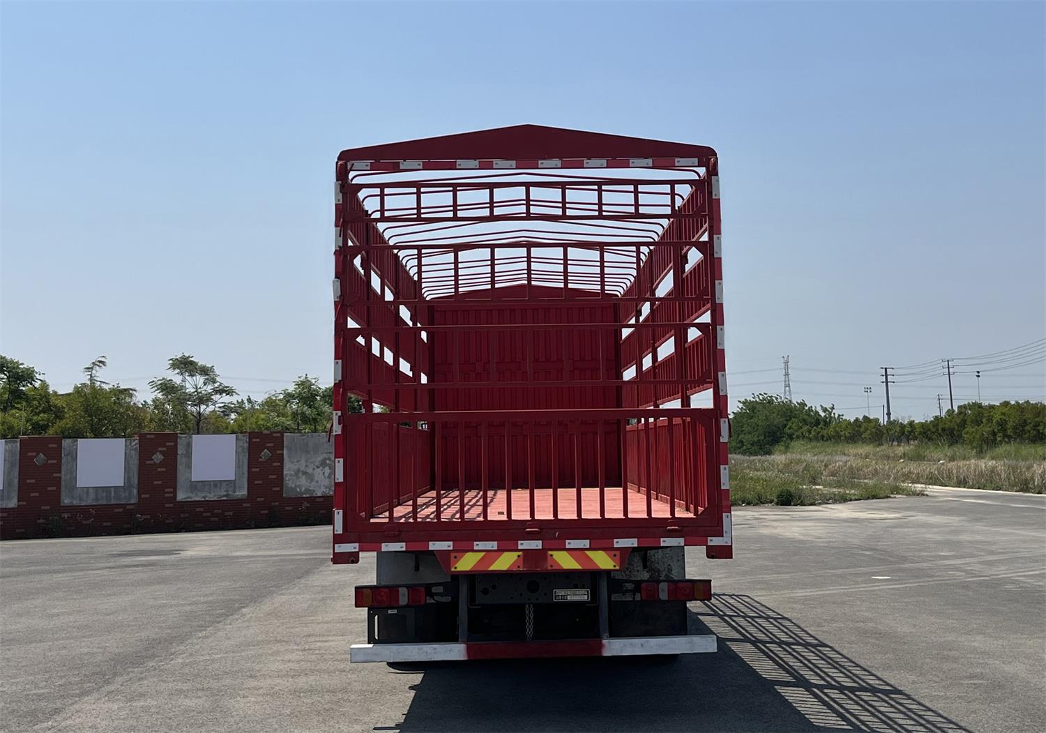 汕德卡牌ZZ5266CCQN56CGF1KB畜禽運輸車公告圖片