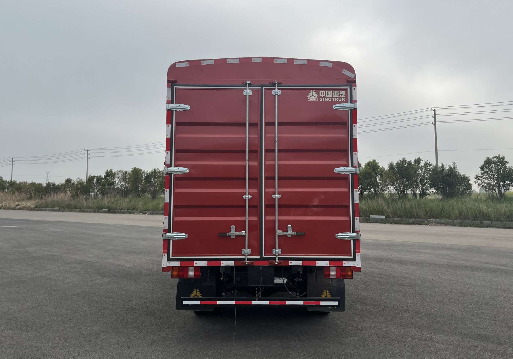 豪沃牌ZZ5047CCYG3215F145倉柵式運(yùn)輸車公告圖片