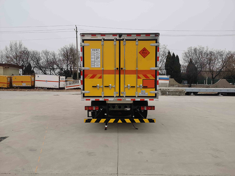 紅宇牌HYJ5180XQY-ZZ爆破器材運(yùn)輸車公告圖片