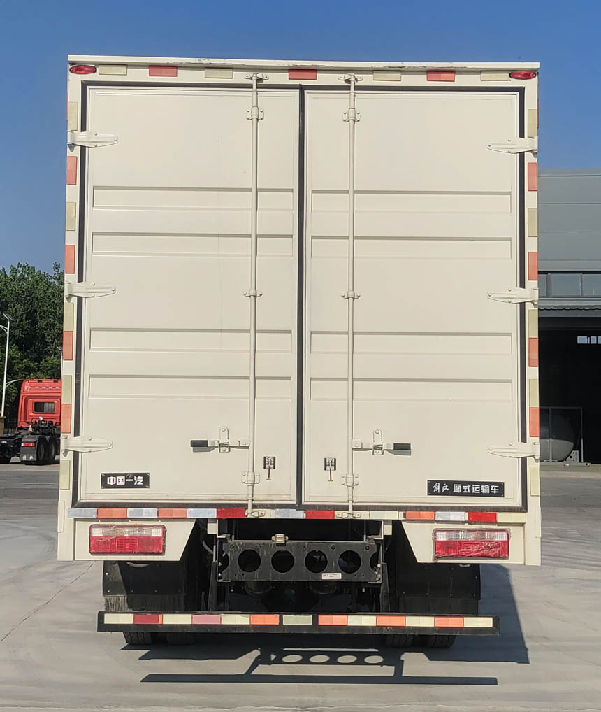 解放牌CA5112XXYP40K46L4E6A84廂式運(yùn)輸車公告圖片