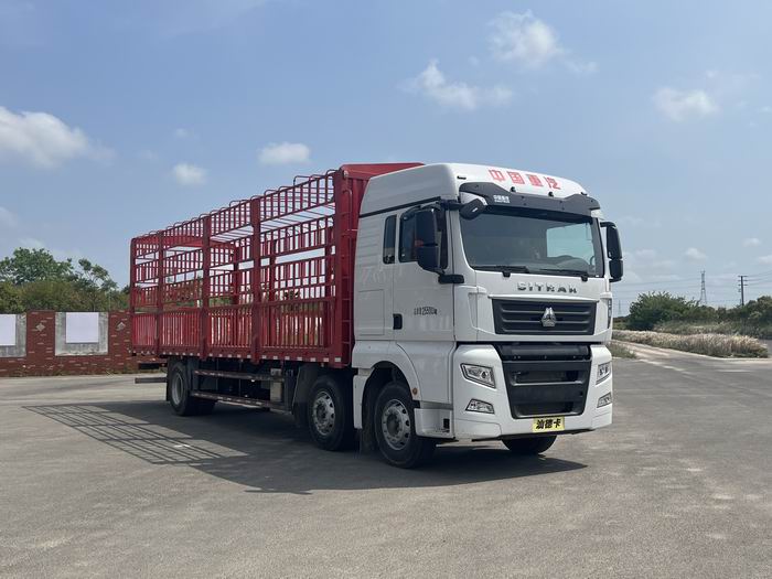 汕德卡牌ZZ5266CCQN56CHF1K畜禽運(yùn)輸車