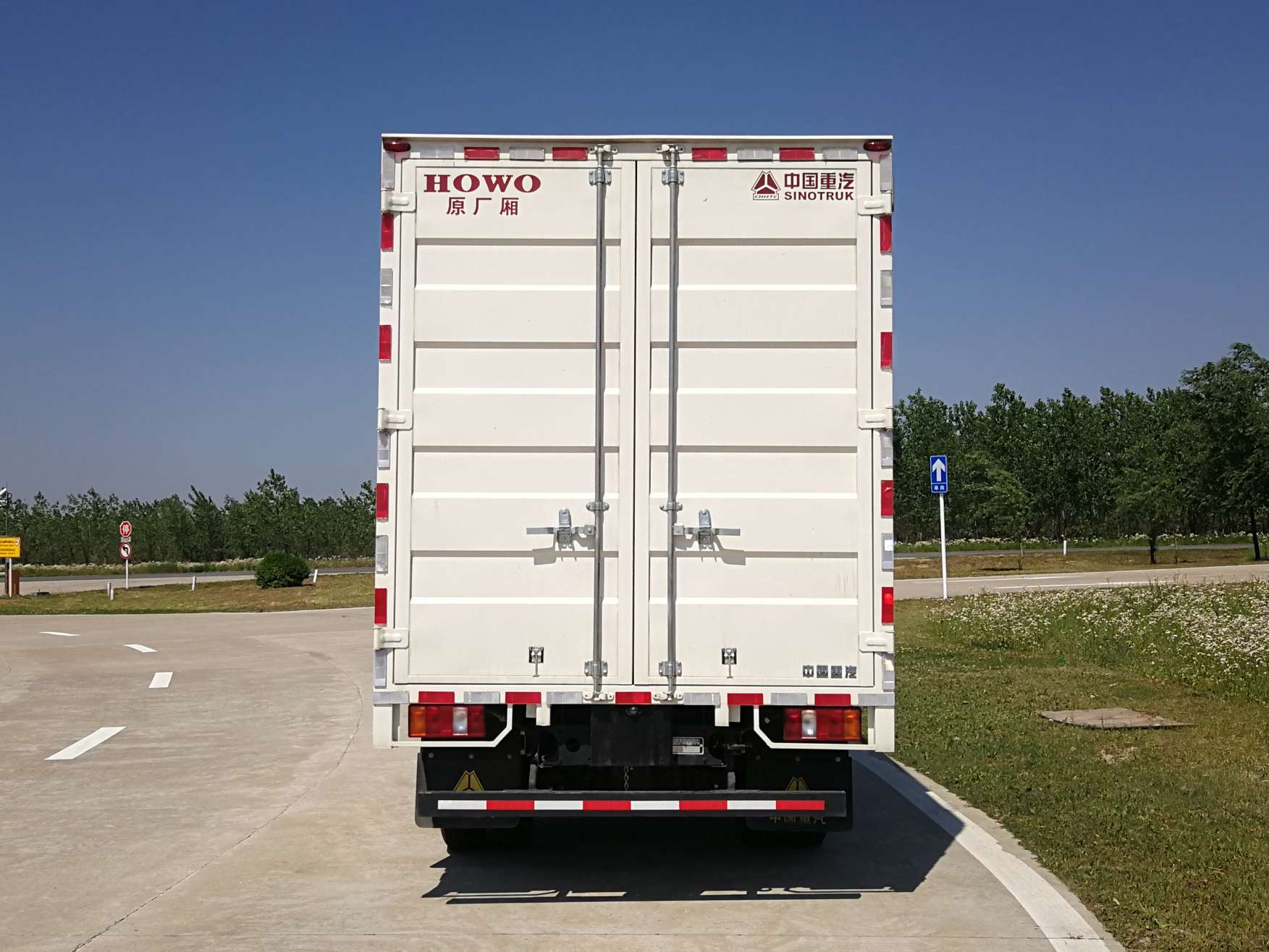 豪沃牌ZZ5047XXYG3215F145廂式運輸車公告圖片