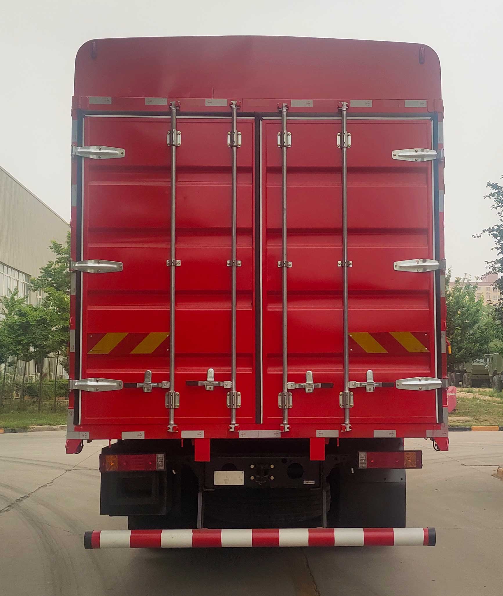 陜汽牌SX5319CCYXD456F1-S倉柵式運(yùn)輸車公告圖片