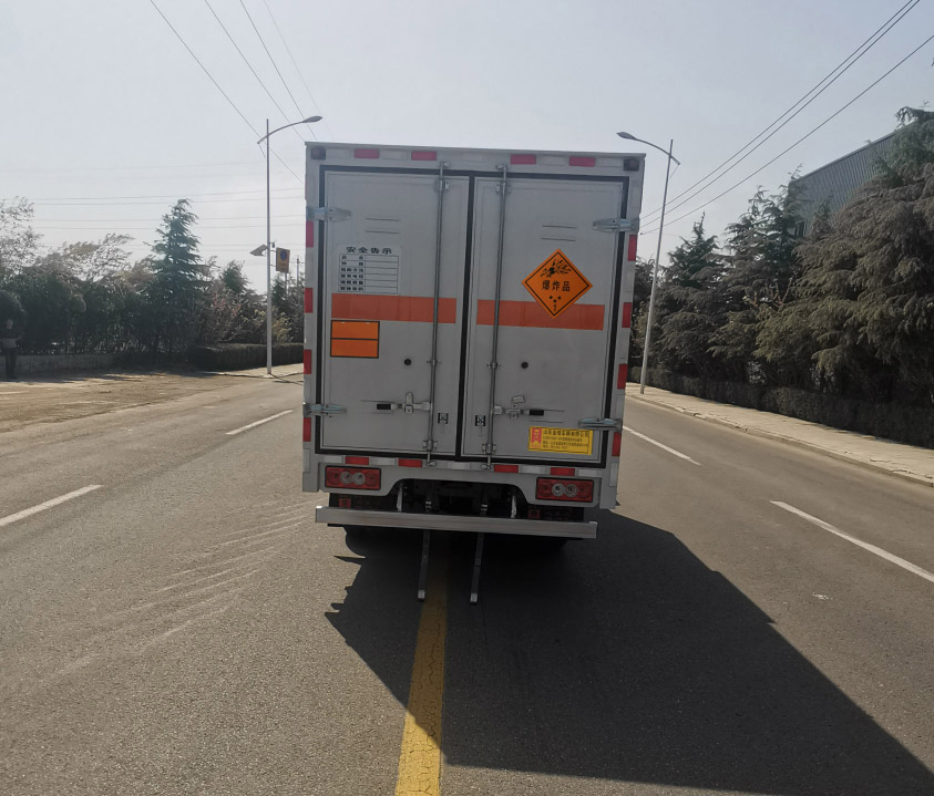 鴻星達(dá)牌SJR5044XQY-6FK爆破器材運(yùn)輸車公告圖片