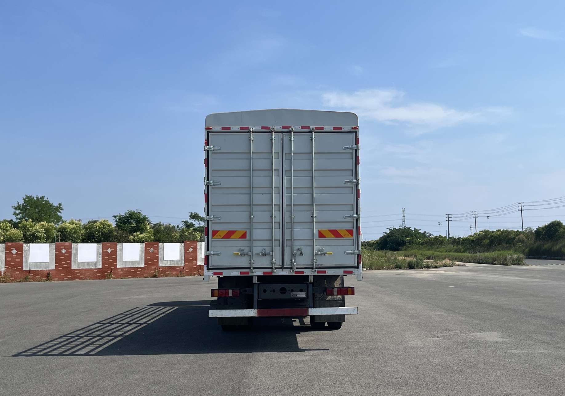 豪沃牌ZZ5257CCYN55CHF1倉柵式運輸車公告圖片