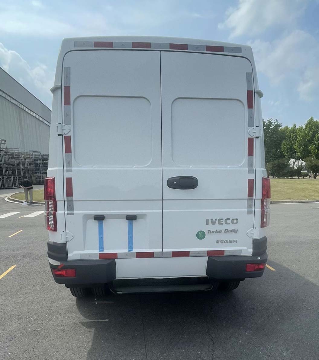 依維柯牌NJ5046XXYQZ2A廂式運(yùn)輸車公告圖片