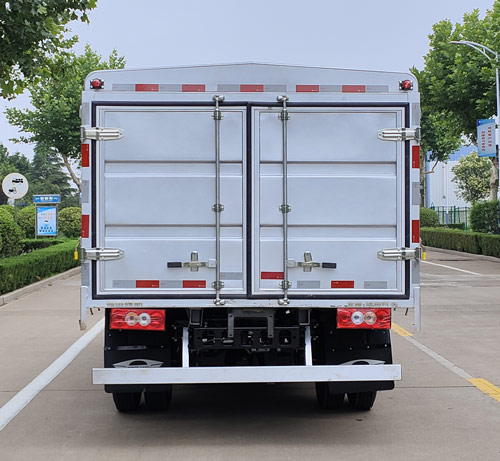 福田牌BJ5046CCY9JBA-52倉(cāng)柵式運(yùn)輸車公告圖片