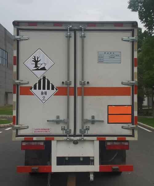 同銳通牌CAA5040XZWC6雜項(xiàng)危險(xiǎn)物品廂式運(yùn)輸車公告圖片